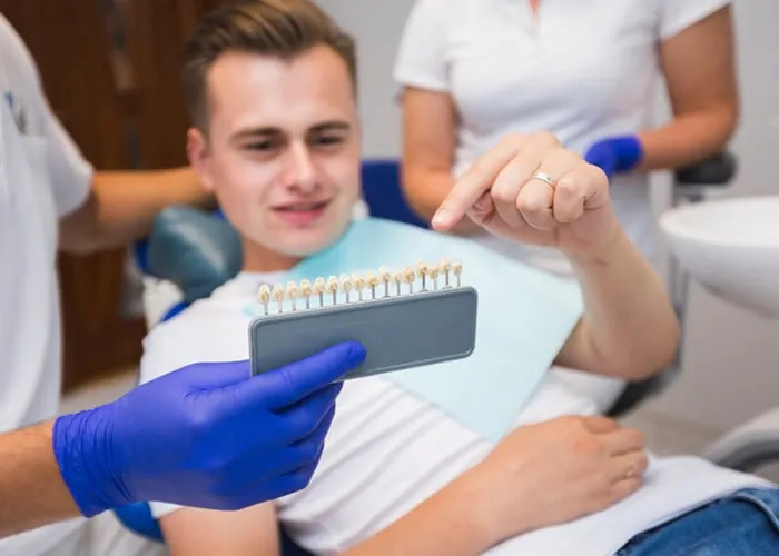 Este homem ao ouvir seu dentista dizer que o mesmo foi contemplado que ganhou um super desconto para realizar seu impetrante dentário chorou muito e agradeceu,  o homem vinha sofrendo após vários dias de queixa de dor de dentes sendo necessário o procedimento de um implante dentário.

Veja os benefícios e vantagens dos implantes dentários. 

Os implantes dentários são dentes artificiais feitos de materiais biocompatíveis que substituem dentes perdidos. Os implantes têm muitas vantagens sobre as restaurações protéticas removíveis tradicionais. O implante é mais estável e resistente a lesões, duram mais e são menos dolorosos. Os pacientes que recebem implantes dentários geralmente apresentam um maior grau de melhora na fala, mas existem algumas limitações.

Os implantes dentários são as soluções protéticas dentárias mais avançadas. Eles se parecem e funcionam como dentes naturais, isso torna mais fácil para os pacientes aceitá-los como substitutos dos dentes naturais. Os implantes são compostos de titânio, um metal muito forte e resistente à corrosão. Os implantes têm uma casca externa que se adapta perfeitamente à estrutura óssea do receptor. Isso permite que o implante seja incorporado ao osso e ajude na formação óssea ao redor do implante. Este processo ajuda a fixar o implante no lugar e torna menos provável que falhe com o tempo. O implante dentário é como um dente por dentro; ele mantém seus dentes juntos e ajuda a manter sua boca saudável.

Os dentes implantados não são totalmente funcionais quando colocados na boca de um paciente. A mandíbula deve ser preparada por meio de cirurgia antes de receber o implante dentário. O cirurgião faz pequenos cortes ao redor da linha da gengiva onde aplicará uma substância semelhante a um gel chamada guta percha. Isso endurece as gengivas para que recebam o implante dentário sem danificar o tecido circundante. O implante é então parafusado no lugar usando parafusos de titânio, eles protegem e mantêm o dente protético no lugar durante o processo de cicatrização. Você usará um retentor após a cicatrização da gengiva, para que o implante não se solte durante a cicatrização.

Os implantes têm muitas vantagens sobre as tradicionais restaurações protéticas removíveis. Por um lado, os implantes dentários são mais estáveis ​​e confiáveis ​​do que as próteses parciais removíveis ou restaurações metálicas. Além disso, os implantes dentários permitem uma amplitude total de movimento, ao contrário das coroas ou pontes colocadas na boca. Eles também são menos dolorosos, pois não chacoalham ou irritam os dentes naturais remanescentes durante a alimentação. Os implantes dentários provaram ser uma solução confiável para substituir dentes perdidos em pacientes com saúde bucal comprometida.

Os implantes têm muitos benefícios em relação às restaurações protéticas removíveis tradicionais, como dentaduras ou pontes. Eles permitem uma melhor higiene bucal, fala, atividades de morder e mastigar sem nenhum fator de risco adicional ou dor associada a dentes naturais desgastados. Os implantes dentários oferecem uma solução eficaz, duradoura e confortável tanto para o paciente quanto para sua equipe ortodôntica durante toda a vida útil do sistema de implantes., Facetas em Porcelana, Clareamento Dental e Plataforme cone morse, em, Brasil