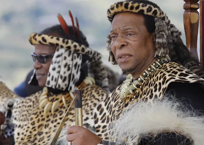 Milhares de pessoas assistiram, este sábado, à tradicional cerimónia de coroação em Ulundi, na África do Sul, onde Misuzulu ka Zwelithini foi coroado rei da nação zulu.

O novo monarca foi drapeado na pele do leão que matou durante a caça real que liderou na noite de quinta-feira na reserva de caça de Mkuze Falls no norte da província de KwaZulu-Natal.

A Constituição do país reconhece os governantes e chefes tradicionais. Estes reis sem poder executivo acabam por exercer autoridade moral e são profundamente respeitados pelo seu povo.

A nação zulu é o maior grupo étnico da África do Sul, com mais de 12 milhões de pessoas.

Direitos de autor  AP/Copyright 2022 The Associated Press. All rights reserved, Melhores preços em passagens, Prêmios por milhas e Pacotes de viagens , em, Brasil