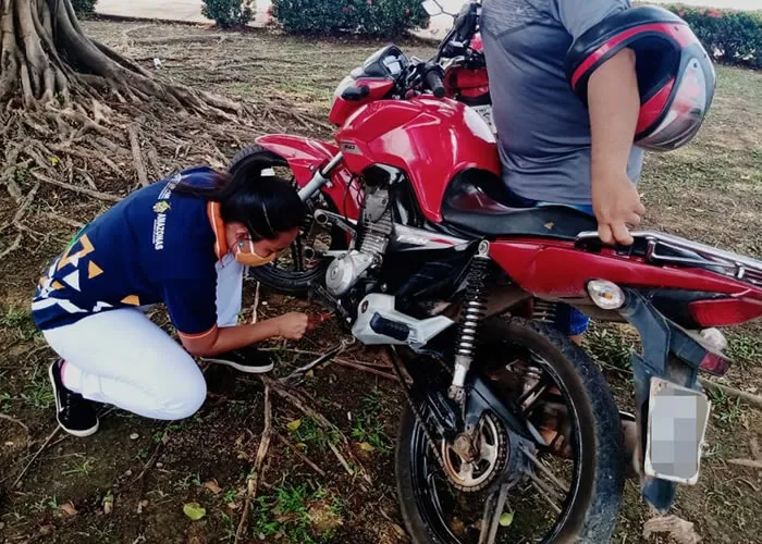 Serão abertas na segunda-feira (12/12), em Itapiranga (a 227 quilômetros de Manaus), as inscrições para os cursos de mecânica básica e de monitor de transporte escolar, ambos ofertados pelo Departamento Estadual de Trânsito do Amazonas (Detran-AM). As atividades contam com a parceria da prefeitura do município.

Serão disponibilizadas 100 vagas para cada curso. As inscrições poderão ser feitas até o dia 16 de dezembro, das 8h às 14h, no Posto de Atendimento Descentralizado de Itapiranga (PAD), que fica avenida Tancredo Neves, s/nº, na Praça de Alimentação do Sagrado Coração de Jesus, no Centro.

No ato da inscrição, os interessados deverão doar um pacote de fralda descartável infantil, tamanho M ou G, que será destinado para ações do Fundo de Promoção Social e Erradicação da Pobreza (FPS).

Ministrado por instrutores do Detran-AM, os cursos são direcionados tanto para homens quanto para mulheres. A carga horária é de 20 horas/aula.

“O Detran Amazonas vem oferecendo oportunidades de conhecimento e de capacitação para a população que mora no interior. Nossa maior satisfação é poder garantir isso nos mais diversos locais do estado”, enfatiza Fátima Reis, subgerente do setor de cursos do Detran-AM.
Período das aulas

O curso de capacitação para monitor de transporte escolar irá ocorrer nos dias 19 e 20 de dezembro, abordando temas como a importância do comportamento seguro no transporte escolar, regulamentação do transporte escolar e do Estatuto da Criança e Adolescente (ECA), e atribuições do monitor.

Já o de mecânica básica ocorrerá nos dias 21 e 22 deste mês, e ensinará noções básicas sobre o veículo, como motor, arrefecimento e refrigeração do motor, escapamento, além de sistemas elétricos, de transmissão, de suspensão e de freios.

As aulas acontecerão no Ginásio Pedro Leal, localizado na avenida Ademar Grana Viana, bairro Jardim Primavera, das 8h às 18h, com intervalo de uma hora para o almoço.
Para se inscrever

Os interessados devem ser maiores de 18 anos, apresentar as versões originais e cópias do documento de identidade com foto, do Cadastro de Pessoa Física (CPF), e do certificado de conclusão do Ensino Fundamental II (6° ao 9° ano) ou declaração escolar, caso ainda estejam cursando.

Além disso, deverão apresentar a certidão de antecedentes criminais com validação da Polícia Federal, emitido pelo site do órgão federal (www.pf.gov.br). A validação deve ser impressa no verso da folha., Técnico em Mecânica, Habilitação social  e Curso de monitor de transporte, em, Brasil