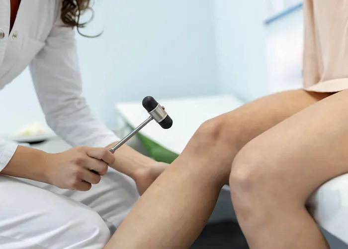 Nesta semana foi lembrado o Dia Nacional da Osteoporose, em 20 de outubro. A doença se caracteriza pela perda progressiva de massa óssea, o que torna os ossos enfraquecidos e predispostos a fraturas. E o Ministério da Saúde destaca que o sedentarismo, tabagismo e alcoolismo estão entre os fatores que podem causar a doença. Um dos sintomas é dor ou sensibilidade óssea e as complicações incluem dor crônica, depressão, deformidade e perda da independência. O tratamento da osteoporose pode ser feito com ou sem medicamentos. O Ministério também dá dicas de medidas simples, que podem ser adotadas em casa para evitar quedas. Por exemplo:

Sempre que possível, instalar os interruptores de luz próximos à cama, ou adotar um abajur;

Preferir pisos antiderrapantes para áreas molhadas (como box e corredores);

Evitar tapetes soltos e preferir os de borracha e antiderrapantes;, Manutenção dos ossos, Densidade Óssea e Cálcio para organismo, em, Brasil