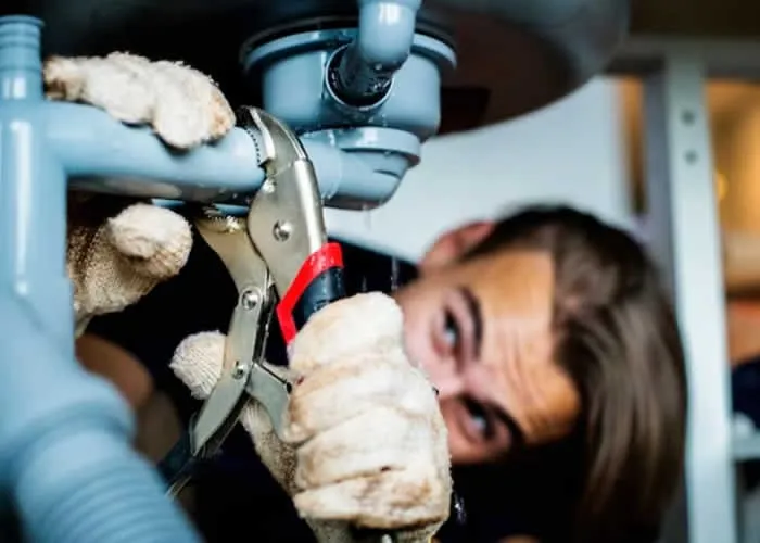 Aqui estão algumas dicas para prevenir entupimentos.


Evite Descartar Materiais Inadequados

Não jogue no vaso sanitário ou na pia materiais como papel higiênico excessivo, absorventes, fraldas, cotonetes, cabelos, gordura ou óleo de cozinha. Use cestos de lixo apropriados para descartar esses itens.

Limpeza Regular

Faça limpezas periódicas nos ralos, removendo cabelos e outros detritos visíveis para evitar acúmulos que possam causar entupimentos.


Peneiras nos Ralos

Instale peneiras nos ralos da pia, banheiro e chuveiro para capturar cabelos, restos de sabonete e outros resíduos antes que eles entrem na tubulação.

Descarte de Gordura

Evite jogar gordura e óleo de cozinha na pia. Quando esses líquidos esfriam, eles podem solidificar e obstruir os canos. Em vez disso, coloque-os em recipientes e descarte-os no lixo., Desentupidora 24 horas, Bombeiro hidráulico perto  e Serviço hidráulicos , em, Brasil