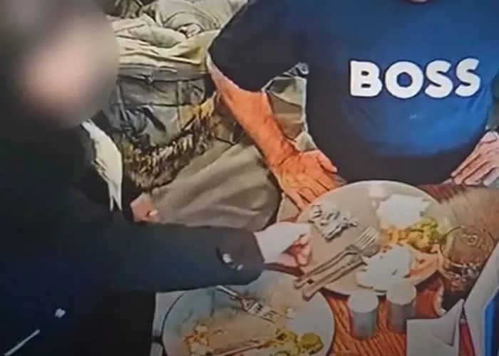 Tom Croft, o proprietário de um pub em Blackburn, Reino Unido, ficou revoltado depois que uma cliente pôs seu próprio cabelo na comida para ganhar um reembolso. Após ter causado uma confusão no bar, Tom preferiu dar à cliente o reembolso, mas decidiu investigar a causa., Melhores restaurantes, E-book de receitas e Comidas típicas , em, United States