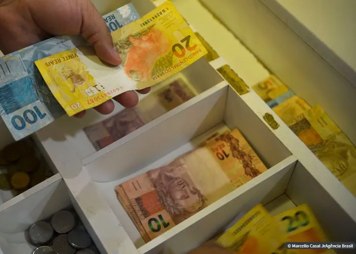 

O Ministério do Desenvolvimento e Assistência Social, Família e Combate à Fome publicou hoje (9), no Diário Oficial da União, portaria com novas regras para empréstimo consignado no âmbito do Programa Auxílio Brasil, que voltará a se chamar Bolsa Família.

O texto fixa em 5% o limite para desconto no benefício pago a famílias beneficiárias do Bolsa Família ou de outros programas federais. Além disso, o número de prestações não poderá exceder seis parcelas sucessivas e a taxa de juros não poderá ser superior a 2,5%.

Em janeiro, a Caixa Econômica Federal anunciou a suspensão da oferta de crédito consignado para beneficiários do Bolsa Família. Em comunicado, o banco informou que o produto passaria por uma “revisão completa de parâmetros e critérios”.
, Empréstimo com garantia, Simule seu crédito e Aumentar limite cartão, em, Brasil
