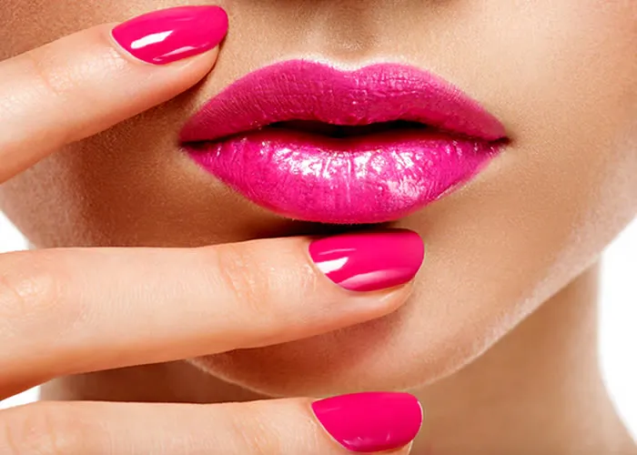 Um método popular para decorar as unhas é aplicar esmalte. O esmalte é um produto cosmético usado para deixar as unhas bonitas. A maioria das mulheres adora aplicar esmalte nas unhas, pois dá a elas um novo visual toda vez que o aplicam.
 
Aplicar esmalte é uma maneira rápida e fácil de deixar suas unhas lindas. No entanto, existem algumas coisas que você deve saber antes de aplicar qualquer esmalte nas unhas.

Aplicar esmalte pode ser complicado se você não seguir algumas orientações simples. 

Primeiro, você deve preparar suas unhas antes de aplicar o esmalte. Você deve limpar suas unhas e remover qualquer esmalte antigo delas primeiro. Isso garante que suas unhas estejam prontas antes de aplicar qualquer novo esmalte nelas.

Você também deve lixar as unhas suavemente antes de aplicar o esmalte. Isso garante que o esmalte continue sem problemas e oferece resultados duradouros. Além disso, certifique-se de que a base de fixação seja aplicada  em uma área bem ventilada, pois alguns produtos químicos da base podem causar problemas de saúde se ficarem presos dentro de um espaço fechado. Por fim, espere pelo menos quarenta minutos antes de fazer qualquer outra coisa depois de aplicar o esmalte. Isso permite que o esmalte seque completamente antes de você realizar suas atividades normais.

Aplicar esmalte pode ser uma atividade divertida se você for cuidadoso durante a aplicação. Siga as diretrizes acima para garantir que sua aplicação corra bem todas as vezes. O processo de aplicação pode ser difícil se você não se preparar adequadamente, portanto, leia essas dicas antes de aplicar qualquer esmalte!
, Amostra grátis de batom, Pormoção de esmaltes e Franquia de beleza, em, Brasil