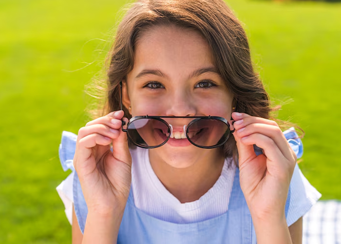Exame de vista OptoPrime, O coloboma é uma condição ocular causada por uma falha no fechamento da fissura embrionária durante as primeiras semanas de gestação. Essa fissura é essencial para o desenvolvimento normal dos olhos. Quando o processo de fechamento não é completo, pode surgir uma abertura em partes do olho, como a íris, pálpebra, retina, coróide ou nervo óptico. Alterações na íris ou na pálpebra geralmente não afetam a visão, mas se a falha ocorrer na retina ou no nervo óptico, há risco significativo de perda visual ou cegueira.

Uma malformação ocular congênita que pode afetar diferentes estruturas do olho, como a íris, a retina, o nervo óptico e a coroide. Essa condição está presente desde o nascimento e pode provocar redução significativa da acuidade visual, sensibilidade à luz e alterações no campo de visão. Embora seja uma alteração rara, o coloboma exige atenção cuidadosa e acompanhamento contínuo, especialmente quando identificado na infância.

Nesse contexto, o papel da optometria na atenção primária à saúde visual é essencial para a detecção precoce, o encaminhamento e o monitoramento desses casos. A atuação de profissionais como Márcia Sousa e Gleydson Forlan, optometristas da OptoPrime, representa um avanço importante no cuidado visual centrado no paciente, com foco na prevenção e na funcionalidade da visão.

O exame de vista OptoPrime inclui uma análise detalhada da anatomia e da função visual, com ênfase em condições como o coloboma, que muitas vezes passam despercebidas em exames convencionais. O optometrista avalia a integridade da pupila, observa deformações na íris e identifica sinais compatíveis com colobomas em exames de fundoscopia funcional. Essa atenção permite a intervenção precoce e melhora a qualidade de vida, principalmente em crianças em idade escolar.

Além disso, os optometristas orientam pacientes e familiares sobre adaptações no ambiente, proteção contra luz intensa, uso de óculos com filtro e estratégias para ampliar o desempenho visual. A abordagem optométrica não apenas detecta a condição, mas também propõe caminhos acessíveis e eficazes para que o paciente viva com maior conforto e segurança., Exame de Vista, Optoprime Manaus, em, Óptica e Optometria