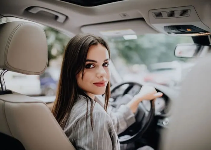 O empréstimo com garantia de veículo para pessoas negativadas, também conhecido como empréstimo com garantia de automóvel, é uma opção de financiamento que oferece diversas vantagens em comparação com outros tipos de empréstimos. Aqui estão algumas das vantagens desse tipo de empréstimo:

Taxas de juros mais baixas

Os empréstimos com garantia de veículo geralmente têm taxas de juros mais baixas em comparação com empréstimos pessoais não garantidos, cartões de crédito ou outros tipos de empréstimos. Isso ocorre porque o veículo oferecido como garantia reduz o risco para o credor.

Montantes de empréstimo mais altos

Como a garantia do veículo reduz o risco para o credor, os empréstimos com garantia de veículo geralmente permitem que você obtenha montantes de empréstimo mais altos do que empréstimos pessoais não garantidos.

Prazos mais longos

Você pode ter prazos de pagamento mais longos em empréstimos com garantia de veículo, o que pode reduzir o valor das prestações mensais, tornando o pagamento mais gerenciável.


, Veículo com empréstimo, Empréstimo com veículo e Empréstimo banco PAN, em, Brasil