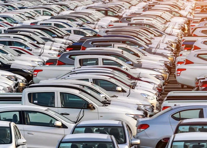 Comprar um carro é um processo caro. No entanto, as pessoas compram carros todos os dias e faz sentido vendê-los quando não são mais desejados. Os revendedores de carros ganham muito dinheiro vendendo carros usados como novos, em vez de comprá-los novos. Além disso, os consumidores economizam muito dinheiro comprando carros usados em vez de novos. Portanto, há muito dinheiro a ser ganho vendendo carros usados.

Os revendedores de carros usam várias táticas de vendas para vender carros rapidamente. Por exemplo, as pessoas ligam para as concessionárias de carros fora do horário comercial para ver os carros à venda. Dessa forma, os revendedores podem definir os preços que desejam e vender os carros rapidamente. Além disso, as pessoas ligam para as concessionárias de carros durante o horário comercial normal para ver os carros à venda. 

Isso dá aos revendedores tempo para encontrar um comprador e fecha o negócio mais rapidamente. Além disso, as pessoas chamam lotes de carros quando precisam de um carro para si ou para seus familiares. Dessa forma, o revendedor pode ganhar vendas extras e manter seu lote ocupado. Quanto mais vendas ele fizer, mais dinheiro ele ganhará.

Os revendedores ganham muito dinheiro quando vendem carros como novos. Em vez de comprá-los com desconto, eles permitem que os clientes façam isso sozinhos - o que é muito mais lucrativo. Além disso, os consumidores economizam muito dinheiro comprando carros usados em vez de novos. Os revendedores de carros usados têm armazéns cheios de veículos antigos, mas ainda funcionais, que as pessoas estão dispostas a comprar. Eles são chamados de carros usados ou usados porque ainda são usados depois de vendidos por outra pessoa. Muitos desses veículos estão em perfeitas condições e custam muito menos do que um carro novo. Além disso, existem anúncios classificados online onde as pessoas vendem seus carros antigos por dinheiro. Desta forma, eles podem se livrar deles sem dá-los de graça. 

Muitas pessoas compram carros usados em vez de novos porque custam muito menos em despesas totais. Em outras palavras, você só precisa pagar pelo carro em si e pelos acessórios que quiser do começo ao fim. Além disso, se você comprar um bom, ele durará centenas de milhares de quilômetros sem quebrar ou se tornar muito caro para operar. Em vez de pagar US$ 30.000 por um carro novo, você pode economizar esse dinheiro e gastá-lo em outra coisa - como alimentação ou custos de moradia, se você mora na estrada fora do local de trabalho. 
Ter um carro é conveniente - mas comprar um é caro, pois os revendedores ganham a maior parte de seu dinheiro vendendo carros novos em vez de usados. No entanto, há muito dinheiro a ser ganho vendendo carros usados, já que as pessoas estão dispostas a comprá-los com desconto. Portanto, vale a pena saber de onde vem o seu próximo carro!

, Comprar Carro Seminovo, Avalie seu veículo e Oferta de Seminovo, em, Brasil