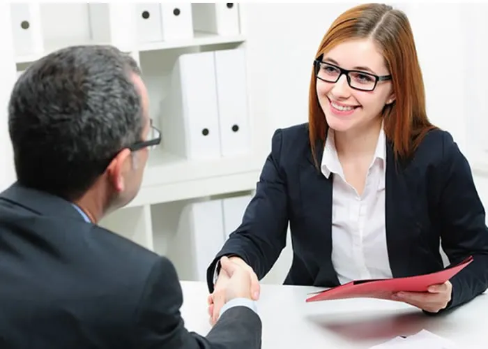 Clique para baixar o modelo no seu computador e fazer as alterações necessárias.

Veja aqui o modelo de uma Carta de pedido de aumento salarial para o seu chefe, nada mais justo depois de cumprir aquela meta de trabalho pedir um aumento no salário depois de cinco anos de trabalho.

O documento encontra-se disponível para você baixar no seu computador e fazer as alterações necessárias. Para baixar o modelo de Pedido de aumento de Salário acesse abaixo ou clicando na imagem.




Sr. Roberto
A/C Chefe do Departamento de Vendas

Senhor,  

Completo neste mês 05(cinco)  anos de  trabalho nesta empresa, período em que pude contribuir para elevar o nível de vendas em 25% (vinte e cinco por cento), conforme as planilhas informativas que o senhor acompanha. Tenho orgulho de afirmar que cumpri todas as metas estabelecidas, dentro do prazo e com a qualidade que a empresa espera de mim, como está comprovado em meus relatórios mensais.

Por essas razões, considero que faço jus a um aumento na minha remuneração. Tenho visto nas tabelas salariais publicadas em jornais que o cargo que ocupo tem sido remunerado à base de 5% (cinco por cento) a mais do que o meu.

Peço ao senhor levar em consideração também que a atenção ao meu pedido mostrará reconhecimento por parte da empresa para com o meu trabalho, o que certamente resultará em um grande impulso em minha satisfação, fazendo-me trabalhar ainda mais e melhor.

Contando com a sua atenção para o meu pedido, subscrevo-me cordialmente.

 

 

_______________________

João Carlos da Silva, Cartas comerciais prontas, Cartas e contratos e Modelos de procuração, em, Brasil