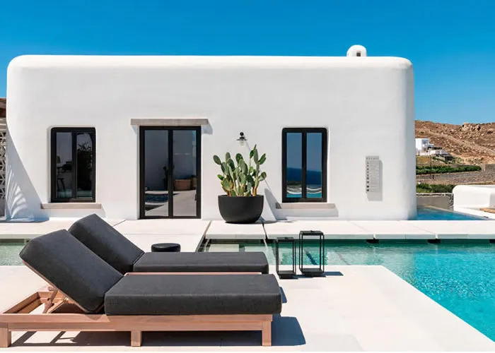 Kalesma Mykonos, o charmoso e mais novo hotel boutique da ilha de Mykonos, na Grécia foi destaque na edição de 2022 da premiação 100% Hotel Design Awards vencendo em duas importantes categorias: Melhor Resort e Melhores Áreas de Convivência.

 Por sua estética única, o hotel inaugurado em maio de 2021 é o que tem de mais moderno na ilha grega. Seu projeto faz referências às tradicionais vilas de Mykonos, com linhas limpas e materiais naturais como madeira maciça, mármore, pedra e castanheiros do Monte Athos.

Já os tecidos de linho e materiais texturizados na decoração dão aconchego aos hóspedes em um ambiente que esbanja elegância.

Responsável pelo design de interiores do hotel, Vangelis Bonios do Studio Bonarchi, é também o principal designer dos hotspots gastronômicos atenienses: Pere Ubu e Sea Spice. E em todos os projetos assinados por ele é possível ver o estilo refinado, moderno, mas atemporal, com peças que priorizam o conforto e a funcionalidade.

Já os profissionais do K-STUDIO assinam o projeto do Kalesma Mykonos e seguem uma visão holística que também foi aplicada no sofisticado restaurante grego OPSO em Londres, bem como no renovado Aeroporto de Mykonos. Em seu trabalho de design, o estúdio se inspira muito na arquitetura grega tradicional, incorporando elementos do velho mundo em um contexto moderno.

Esta é a segunda vez que o hotel boutique vence em duas categorias da premiação. Em 2021, ganhou na categorias Melhor Quarto e Melhor Recepção.

“Estamos muito satisfeitos que desde o primeiro ano de operação já conseguimos fazer a diferença nos mercados grego e global. Eventos como o 100% Hotel Design Awards são muito importantes, pois destacam os empreendimentos turísticos da Grécia e, ao mesmo tempo, apoiam o mercado hoteleiro”, diz Sofia Kousathana, uma das proprietárias do hotel juntamente com Aby Saltiel e Makis Kousathana.

Katerina-Angerinopoulou-(6) © Katerina Avgerinopoulou/Casa.com.br , Top 10 Coolest Hotels, Tripadvisor hotéis e Hotéis 5 estrelas, em, Brasil