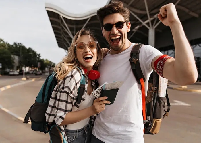Brasileiros que viajarem para países da União Europeia vão poder apresentar o Certificado Nacional de Vacinação COVID-19, emitido pelo ConecteSUS.

Isso porque, após várias tratativas entre o Brasil e o bloco, a Comissão Europeia concluiu que o Certificado brasileiro é equivalente ao Certificado Digital COVID da União Europeia.

A decisão foi publicada nesta sexta-feira (14) pela Comissão Europeia e anunciada no Brasil por meio de uma nota conjunta do Ministério das Relações Exteriores e do Ministério da Saúde.

A nota afirma que a medida deve facilitar o fluxo de pessoas entre o Brasil e os 27 países do bloco, caso seja necessário reintroduzir restrições de viagem por causa da pandemia., Voos Baratos madrugada, Melhores Ofertas Viagem e Viagem com milhas, em, Brasil