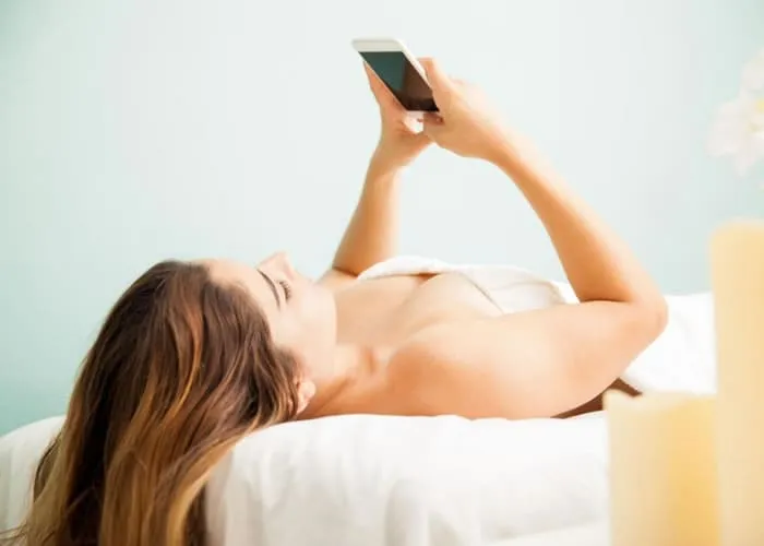 No entanto, é importante abordar essas plataformas com honestidade e respeito. Aqui estão algumas opções populares abaixo.


Tinder

O Tinder é conhecido por sua simplicidade e facilidade de uso. Ele usa um sistema de deslizar para a direita ou esquerda, dependendo se você está interessado em alguém.

Bumble

Semelhante ao Tinder, o Bumble permite que as mulheres tomem a iniciativa nas conversas. Se houver uma correspondência, apenas as mulheres podem enviar a primeira mensagem.

OkCupid

O OkCupid utiliza um algoritmo para corresponder pessoas com base em suas respostas a perguntas. Ele fornece uma gama mais abrangente de informações do que alguns outros aplicativos.

Match.com

Match.com é um dos sites de namoro mais antigos e oferece uma plataforma onde você pode criar um perfil detalhado para atrair pessoas com interesses semelhantes., Match.com, eHarmony e Grindr, em, Brasil