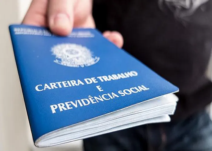 Domésticas ainda trabalham sem carteira assinada. 

A PEC das Domésticas foi um marco para o reconhecimento dessas trabalhadoras do país. Mas, em dez anos, acabou contribuindo para um efeito contrário ao pretendido em 2 de abril de 2013: o aumento da informalidade na categoria. Além da reação de empregadores contra o aumento de custos, mudanças sociais e crises econômicas também impediram, na prática, a efetiva proteção de grande parte das domésticas.

Uma lei de 1972 já assegurava o direito da categoria a carteira assinada, férias remuneradas e benefícios previdenciários. A PEC avançou sobre o controle da jornada de trabalho e o acesso ao Fundo de Garantia e ao seguro-desemprego.

Só que, de lá para cá, a informalidade, que já era bastante expressiva, só cresceu. Segundo o IBGE, a parcela de empregadas domésticas sem carteira assinada foi de 68% para 75%. Isso significa mais de 4,4 milhões de pessoas prestando serviços em lares sem qualquer resguardo da lei. Enquanto isso, no mercado de trabalho em geral, os informais correspondem a 40% da população empregada.

A nova lei melhorou a vida de algumas domésticas que já tinham carteira assinada. É o caso da Acilene Pires. Ela trabalha há décadas como doméstica - e sempre de carteira assinada - para ter um fim de mês mais previsível e um futuro mais seguro. Mas a irmã dela acabou perdendo o emprego depois da PEC e decidiu virar diarista.

Deu uma melhorada, porque era só rescisão, férias e 13º que tinha. Hoje, vem o fundo de garantia e o auxílio. Como diarista acaba ganhando mais, minha irmã trabalhou na diária em três casas. Só que eu gosto de carteira assinada. Sempre gostei do certo. Ainda mais agora com 50 anos, já não sei quantos anos de INSS pago... Eu prefiro carteira assinada, que seja menos, mas eu prefiro nossos direitos certos, contou.

Como a irmã da Acilene, muitas domésticas optaram por trabalhar em mais de uma casa, até duas vezes na semana, para somar rendimentos e conseguir pagar as contas, mesmo sem nenhum direito. Segundo o IBGE, o ganho médio da categoria na última década, descontando a inflação, foi de 6% ou R$ 62 reais.

Já a Shirley Vieira aceita bicos de diarista por falta de opção. Ela conta que, em 30 anos, nunca conseguiu um vínculo formal, mas não desiste do sonho da carteira assinada.

A lei nos cobre bem. Nos ajuda muito a pessoa entender que a gente tem um futuro, né? Eu estou com 45 anos, eu acho que a gente tem direito de chegar a 65 e poder se aposentar com dignidade. Agora, o povo põe a gente para trabalhar prometendo assinar a nossa carteira, mas quando a gente começa a cobrar os nossos direitos, a pessoa rapidamente dispensa a gente alegando que não tem condição de pagar, relatou.

Para o diretor da FGV Social, Marcelo Neri, foi uma década perdida no mercado de trabalho, como um todo. Mas ele destaca que a situação foi pior pras domésticas, sobretudo após 2015, quando a PEC foi regulamentada.

, Cadastro trabalho online, Vagas de empregos e Inscrição INSS, em, Brasil