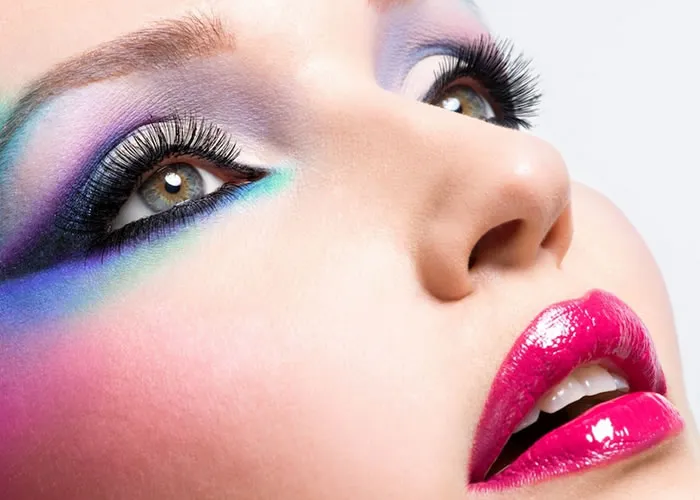 Gente, a lente de contato é usada tanto por estética como pra ajudar a corrigir problemas de visão. Por isso, dá pra achar modelos de grau, que substituem os óculos, e também tipos coloridos, que deixam os olhos com cores diferentes da original. Quer conhecer melhor as opções de lentes? Então vem comigo!

Lente de contato de grau: pra quem tem problemas de visão

Olha, esse tipo de lente de grau é pra corrigir problemas na visão. Elas são uma opção bem mais prática do que os óculos, já que não embaçam, não molham, não escorregam e nem pesam no rosto. 

Além disso, são ideais pra quem pratica atividades físicas, principalmente as de contato, como futebol ou lutas. Isso porque os óculos correm o risco de cair e quebrar ou acabar machucando alguém, né?

Muitas pessoas também preferem as lentes por trazerem um visual bastante natural e leve e não destacarem muito no rosto.

Tipos de lente de contato de grau

Tem modelos de lentes com diferentes funções e feitas de materiais variados, sabia? Pois é! O número de horas recomendado por dia varia de acordo com o material e o fabricante.

Por exemplo, as lentes de uso diário devem ser retiradas toda noite antes de dormir, enquanto as lentes de uso estendido podem ser usadas durante a noite, por dias limitados.



Essa caixa de lente de contato de grau vem com 6 unidades 

Funções: lentes tóricas, multifocais e terapêuticas

Vale lembrar que a lente não corrige todos os problemas de visão, tá? Ele pode ser usado por quem tem hipermetropia, que é dificuldade pra ver de perto, e miopia, ou seja, problemas pra ver de longe. 

Também tem modelos que corrigem astigmatismo, que causa visão embaçada, principalmente nas bordas, e presbiopia, a famosa ?vista cansada?.

Cada um desses problemas conta com o tipo certo de lente. Por exemplo, as tóricas são direcionadas principalmente pra astigmatismo, mas também servem pra miopia e hipermetropia, enquanto as multifocais são indicadas pra pessoas acima de 40 anos que sofrem de presbiopia.

Já as lentes terapêuticas são usadas pra diminuir a dor de abrasões, erosões ou úlceras nos olhos. Costumam aparecer bastante depois de cirurgias e transplantes.

Material: lentes rígidas ou gelatinosas

Olha só, o material da lente faz muita diferença. Nesse sentido, você encontra lentes rígidas e gelatinosas. 



Essa lente de contato acompanha uma solução de limpeza de 120 mililitros, ou ml

As rígidas são feitas de uma mistura de plástico e silicone, não flexível, e geralmente indicadas pra graus mais altos. A vantagem é a grande resistência e  durabilidade delas.

Por outro lado, a lente gelatinosa, feita de silicone e hidrogel, tem bastante água na composição e por isso é muito confortável. Vem num formato maior e mais fino que se adequa bem fácil aos olhos.

Este tipo gelatinoso pode ser usado por pessoas com miopia, hipermetropia e até astigmatismo. Mas se o grau for muito alto, é preciso verificar se precisa mudar pra lentes rígidas.

Com tantas diferenças, vale a pena ter o acompanhamento e indicação de um oftalmologista na hora de escolher o melhor tipo pra você, combinado? 

Lentes coloridas: pra deixar os olhos da cor que quiser

Agora, as lentes de contato coloridas geralmente servem pra mudar a cor dos olhos por efeito estético ou pra cobrir cicatrizes e machucados. Alguns modelos também conseguem corrigir problemas de visão.

O legal é que dá pra achar cores incríveis, como cinza, mel, verde escuro, claro, azul, castanho e muito mais. E a maioria dos modelos coloridos é gelatinosa.

E o bom é que depois que são colocadas, essas lentes se adaptam à cor dos seus olhos e dão um visual muito natural. Adorei!



Lente de contato azul turquesa dura até 2 meses

Cuidados com a lente de contato

Pra que as lentes durem o tempo previsto, é preciso ter alguns cuidados com esses acessórios. É importante lavar as mãos sempre antes de pegar nas lentes, e também usar os produtos certos de conservação pra cada tipo.

Além disso, é essencial limpar o estojo pelo menos uma vez por semana com água quente, sem sabão, e usando uma ferramenta especial parecida com escova de dentes. 

Outra dica é trocar o líquido dos estojos todos os dias, combinado? E quando passar seis meses, lembre de mudar o estojinho.

Evite usar água da torneira pra limpar as lentes de contato. Se possível, aposte em colírios lubrificantes pra evitar que os olhos ressequem. Ah, e não coloque lentes de contato vencidas ou de outra pessoa, ok?

, Lentes Bausch+Lomb, Lentes Acuvue e Lentes CooperVision, em, Brasil