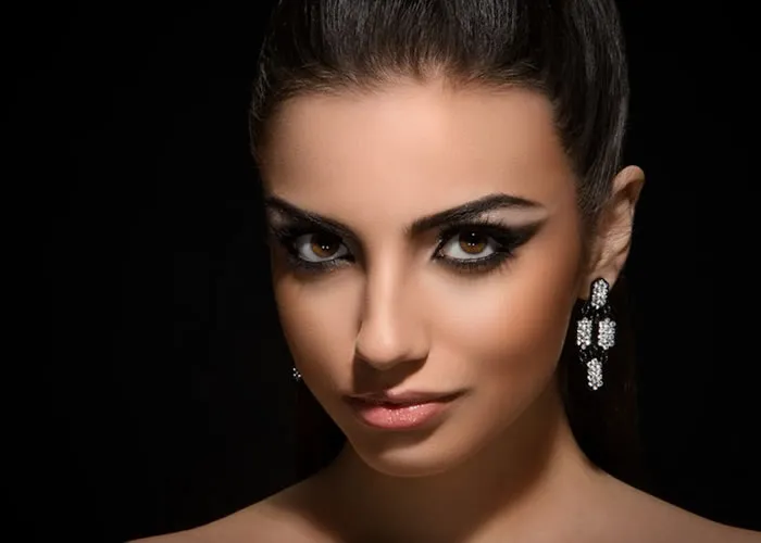 As pinças Tweezerman são festejadas no mundo inteiro. De editores de revistas a celebridades, passando por modelos, maquiadores e outros profissionais de estética, todos concordam em dizer que elas são uma das melhores opções para quem precisa tirar pelos com precisão em qualquer parte do corpo. Mas não precisa ser especialista para gostar! Com as estampas divertidas e cores transadas, elas fazem toda diferença em qualquer necessaire.

Confira o que faz as Tweezerman serem tão diferentes:

- O alinhamento: todo mundo já sofreu com pinças que não pegam os pelos direito. As Tweezerman são calibradas e alinhadas para fechar de forma firme, conseguindo puxar o fio por inteiro.

- A afiação: a lâmina é afiada manualmente para deixar a superfície mais áspera, o que ajuda a segurar os pelos mais firmemente. A fábrica garante essa afiação por toda a vida - ou seja, se perder o fio é só entrar em contato com eles, mesmo depois de anos que você comprou a pinça, que eles afiam novamente.

- As estampas: quem não gosta de algo mais charmoso? Com estampas de onça, zebra, ou então as cores lisas bem vibrantes, elas se destacam no seu kit de cuidados pessoais. Elas são tão bonitinhas que há até quem colecione!

Sem sombra de dúvidas essa é uma pinça diferenciada e com garantia total de qualidade, ou seja, vale a pena: uma Tweezerman é para toda vida. Escolha a sua!
, Beleza na web, Modelos Tweezerman e Modelos sobrancelhas, em, Brasil