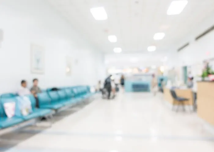Um episódio inusitado e chocante ocorreu no Hospital Municipal Margarita Moralles, em Poços de Caldas, no sul de Minas Gerais. Dois funcionários foram flagrados por uma paciente enquanto faziam sexo durante o plantão. O incidente envolveu um médico e uma enfermeira, gerando repercussão imediata e uma investigação por parte das autoridades locais.


Investigação

A Prefeitura de Poços de Caldas rapidamente tomou conhecimento do ocorrido e iniciou uma investigação para apurar os fatos. Segundo informações, o médico envolvido no incidente foi demitido imediatamente após a descoberta. Ele era contratado por uma empresa terceirizada que presta serviços ao hospital.

Processo Administrativo contra a Enfermeira

A enfermeira, que é servidora pública, também está sob investigação. Devido ao seu status de funcionária pública, será instaurado um processo administrativo para examinar o caso e determinar as medidas disciplinares adequadas., Bolsa medicina, Técnicas enfermagem e Faculdade medicina, em, Brasil