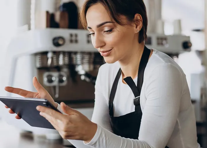 Escolaridade – ensino médio completo;

Experiência – seis meses na Carteira de Trabalho;

Atividades – coordenar os funcionários na elaboração de refeições;

Administrar e controlar a reposição e abastecimento de alimentos; 

Acompanhar os recursos financeiros do restaurante., Vagas Jovem aprendiz, Vagas Home Office e Vagas para atendente, em, Brasil