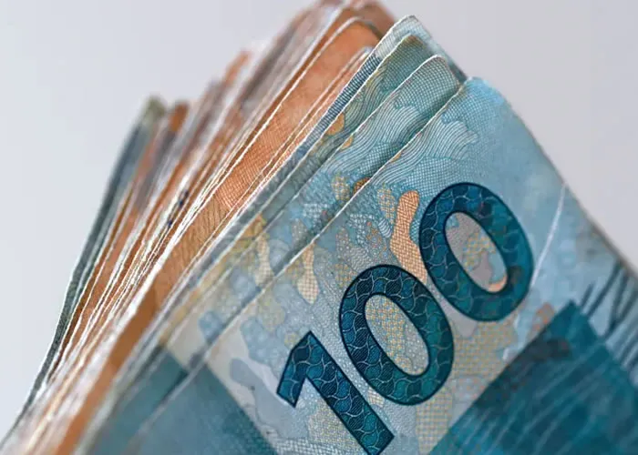 A partir deste domingo (1º), o salário mínimo do país passará a ser de R$ 1.320. O novo valor representa um aumento de R$ 108 em relação ao piso nacional do ano passado, de R$ 1.212 ou alta de quase 9%. Com a mudança, o valor diário do salário mínimo corresponderá a R$ 44 neste ano.

No mês passado, o governo federal publicou no Diário Oficial da União uma Medida Provisória que previa o aumento do piso nacional para R$ 1.302. Porém, o Congresso Nacional aprovou a Lei Orçamentária de 2023, que prevê um salário mínimo de R$ 1.320.

O valor passa a valer a partir de janeiro, apesar de ainda não ter sido oficializado pelo Executivo.

Além de estabelecer um valor mínimo para os salários do país, o novo piso nacional também trará mudanças nas aposentadorias do INSS, no abono do PIS/Pasep e no seguro-desemprego, por exemplo. Veja:

Aposentadoria do INSS e BPC

O piso das aposentadorias do INSS segue o estabelecido pelo salário mínimo. Ou seja, a partir deste ano, aposentados, pensionistas e segurados do INSS passam a receber ao menos R$ 1.320.

O mesmo vale para quem recebe o BPC (Benefício de Prestação Continuada), um benefício assistencial pago para idosos a partir dos 65 anos ou pessoas com deficiência, desde que comprovem baixa renda.

O novo valor começa a ser depositado no dia 25 de janeiro e varia conforme o número final do benefício.

Abono do PIS/Pasep

O abono do PIS/Pasep é pago para quem trabalhou com carteira assinada ou como funcionário público por ao menos 30 dias no ano (consecutivos ou não) e recebeu remuneração mensal média de, no máximo, dois salários mínimos. Também é preciso estar inscrito no PIS ou Pasep há pelo menos cinco anos.

É possível receber até um salário mínimo. Ou seja, no ano que vem, o valor máximo será de R$ 1.320. O cálculo do valor do benefício corresponde ao número de meses trabalhados no ano-base multiplicado por 1/12 do valor do salário mínimo vigente na data do pagamento.

No mês passado, o Conselho Deliberativo do Fundo de Amparo ao Trabalhador (Codefat) aprovou o calendário deste ano. Para o pagamento de 2023, o ano-base de referência é o de 2021. Os pagamentos começam em 15 de fevereiro e serão divididos em seis lotes. Para o PIS, é considerado o mês de nascimento do trabalhador. No caso do Pasep, é considerado o dígito final do número de inscrição no programa.

Seguro-desemprego

Outra mudança trazida pela alteração do salário mínimo está no valor do seguro-desemprego. A parcela do benefício não pode ser inferior ao piso nacional, ou seja, R$ 1.320 neste ano. Já o valor máximo do seguro-desemprego para 2023 ainda será anunciado.

Errata: Inicialmente, a reportagem afirmava que o salário mínimo seria de R$ 1.302. Porém, com a aprovação no Congresso do Orçamento para este ano, o valor mudou para R$ 1.320. A informação foi corrigida., Consultar PIS PASEP, Consultar FGTS e Pedir Cartão Crédito, em, Brasil
