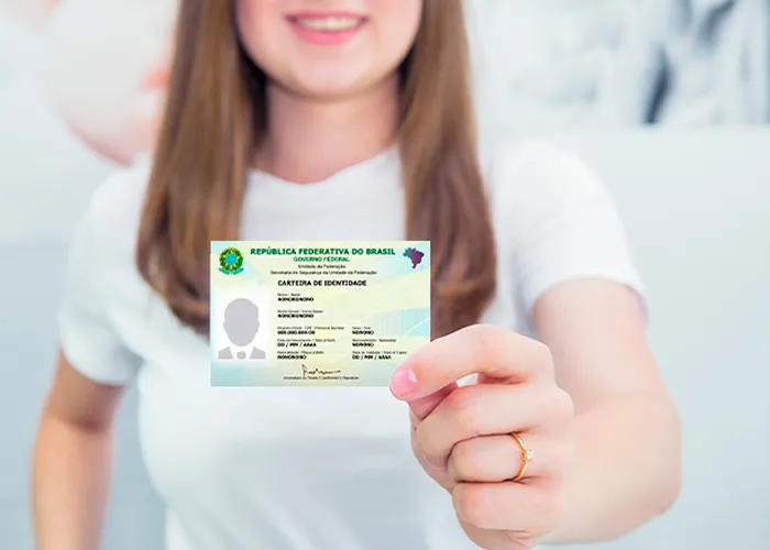 O Amazonas iniciou, nesta quarta-feira (26/04), o processo para a emissão da nova Carteira de Identidade Nacional (CIN). Coordenado pelo Governo do Estado do Amazonas, por meio da Secretaria de Estado de Segurança Pública do Amazonas (SSP-AM), a adoção da CIN para o Estado cumpre o Decreto nº 10.977/2022. A novidade é que será adotado o número de inscrição no Cadastro de Pessoas Físicas (CPF) como registro geral, único e válido para todo o país, bem como validações biográficas e biométricas antes da emissão da carteira. A emissão da 1ª via do documento segue de forma gratuita.

Na capital amazonense, as emissões podem ser realizadas em 15 unidades de Pronto Atendimento ao Cidadão (PAC’s), da Secretaria de Estado de Justiça, Direitos Humanos e Cidadania (Sejusc). Mas antes, é necessário que se realize um agendamento por meio do link cinam.ssp.am.gov.br  disponível no site da SSP-AM (www.ssp.am.gov.br) e da Polícia Civil do Amazonas (www.policiacivil.am.gov.br). No entanto, a SSP afirma que não é necessário que o cidadão busque o novo documento de forma imediata, isso porque os modelos antigos de Registros Geral (RG) terão validade até fevereiro de 2032.

A SSP-AM destaca que as pessoas que foram atendidas recentemente (em torno de 90 dias), mesmo que tenham solicitado o modelo antigo de identidade, receberão a CIN. Ou seja, quem foi atendido dentro deste prazo não precisará pedir novo agendamento, pois já receberá a nova Identidade.

O Secretário de Estado de Segurança Pública do Amazonas, General Carlos Alberto Mansur, percorreu as unidades do PAC’s na manhã desta quarta-feira, para acompanhar os primeiros procedimentos na capital e salientou a modernização do sistema implantado para os atendimentos.


A nova Carteira de Identidade Nacional (CIN) será emitida em um modelo único e com validade para o território nacional a partir do dia 4 de agosto. Ela vai unificar possíveis números de registro que existam em cada um dos 27 estados da Federação, o que vai impedir identidades com numerações diferentes. A versão digital do documento e a validação dos dados do cidadão para a emissão do documento será feita pelo GOV.BR.

Os estados do Acre, Pernambuco, Goiás, Minas Gerais, Paraná, Santa Catarina e Rio Grande do Sul, além do Distrito Federal, estão tecnicamente aptos a emitir a nova CIN a partir do dia 4 de agosto. Os demais estados têm até março de 2023 para iniciar a emissão do novo documento.

O atual modelo tem validade até 2032, portanto, não será preciso trocar imediatamente a identidade pelo novo modelo, de modo que a transição possa ser gradual e contínua.

A troca da identidade antiga pela nova CIN é gratuita, assim como as renovações.

Versões física e digital

A CIN será emitida em duas versões: física e digital, que possuem o mesmo layout e segurança. A versão física, em papel ou em policarbonato, atende aos que não possuem acesso à internet, smartphones ou computadores. Já o documento em formato digital é obtido por meio do aplicativo GOV.BR, mas somente após a emissão da carteira física.

Para verificar a autenticidade do documento, a CIN possui um QR Code, que poderá ser lido por qualquer cidadão e vai permitir checar se a identidade é autêntica e se foi furtada ou extraviada.

A nova CIN também permitirá a inclusão da carteira de estudante, pela leitura do QR Code presente no novo modelo do documento.

 Padrões internacionais

A nova identidade segue padrões internacionais e possui o código MRZ – o mesmo do passaporte, que permite a entrada em países do Mercosul com maior facilidade. Para os demais países, ainda é necessário a apresentação do passaporte. O novo passaporte brasileiro, com mecanismos adicionais de segurança e novo layout  entrará em vigor ainda em 2022. Não haverá mudança no valor da emissão e o prazo de validade continuará sendo de 10 anos., Estágio Jovem aprendiz, Inscrição CIEE e Cursos gratuitos Google, em, Brasil