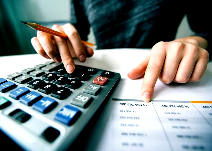 Deve declarar o Imposto de Renda em 2023 o cidadão residente no Brasil que recebeu rendimentos tributáveis acima de R$ R$ 28.559,70 no ano, ou cerca de R$ 2.380 por mês, incluindo salários, aposentadorias, pensões e aluguéis; que recebeu rendimento isento, não tributável ou tributado exclusivamente na fonte acima de R$ 40 mil; e que obteve, em qualquer mês, ganho de capital na alienação de bens ou direitos sujeito à incidência do Imposto.

Deve ainda declarar o IRPF em 2023 quem tinha, em 31 de dezembro de 2022, a posse ou a propriedade de bens ou direitos, inclusive terra nua, de valor total superior a R$ 300 mil., Consultar restituição, Qual o prazo imposto de renda e Calculadora imposto de renda, em, Brasil