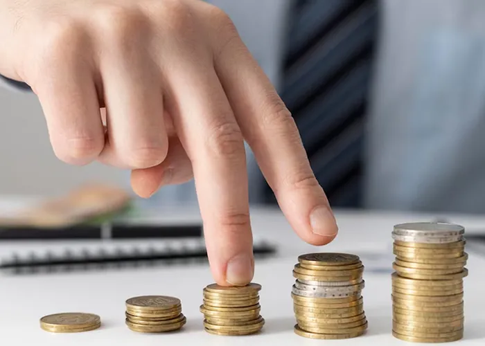 

O Conselho da Justiça Federal (CJF) liberou aos Tribunais Regionais Federais (TRFs) os limites para o pagamento de Requisições de Pequeno Valor (RPVs) autuadas em fevereiro de 2023, totalizando 117.914 processos, com 144.984 beneficiários. A soma atinge o valor de R$ 1.682.854.041,59.  

Do total geral, R$ 1.370.047.938,89 correspondem a matérias previdenciárias e assistenciais, a exemplo de revisões de aposentadorias, auxílios-doença, pensões e outros benefícios, que somam 66.480 processos, com 84.533 beneficiários.  

O Conselho esclarece ainda que cabe aos TRFs, segundo cronogramas próprios, o depósito dos recursos financeiros liberados. Com relação ao dia em que as contas serão efetivamente liberadas para saque, essa informação deve ser buscada na consulta de RPVs disponível no portal do Tribunal Regional Federal responsável. 

, Veja antecipar precatório, Pagamentos de RPV e Solicitar RPV, em, Brasil