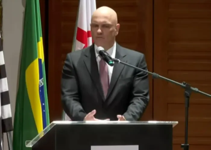 O Conselho Nacional de Justiça acionou a Polícia Federal nesta quinta feira (5) após um usuário cadastrado expedir um “mandado de prisão” contra o ministro Alexandre de Moraes, do Supremo Tribunal Federal (STF).

O Conselho identificou inconsistência “fora da padrão” no Banco Nacional de Monitoramento de Prisões, introduzida por alguém com autorização. Um trecho do mandado de prisão apresenta ainda a expressão “Faz o L”, usada por críticos do presidente Luiz Inácio Lula da Silva.

A CNN apurou que, como medida de segurança, haverá restrição de acessos à plataforma, embora esteja preservada a integridade das demais informações que foram, regularmente, produzidas dentro do sistema.

Na noite de quarta-feira (4), o sistema do CNJ registrou que o pedido de prisão havia sido assinado pelo próprio ministro. A falsa decisão dizia: “expeça-se o competente mandado de prisão em desfavor de mim mesmo, Alexandre de Moraes”.

Procurado, o ministro e o Supremo ainda não se manifestaram., Pacote de viagens, Passagem barata e Concurso abertos, em, Brasil