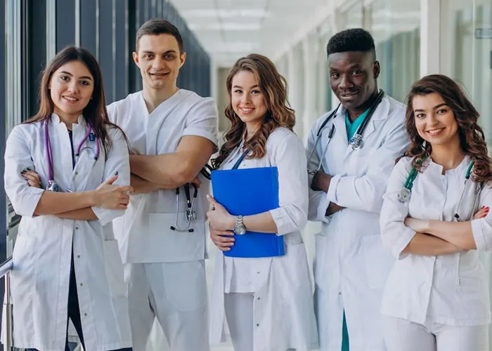 As inscrições para os candidatos serão online de 12 de setembro a 3 de outubro.

Iniciativa tem como objetivo otimizar a forma de selecionar os residentes, oferecendo benefícios para as instituições e candidatos.

A Empresa Brasileira de Serviços Hospitalares (Ebserh), estatal vinculada ao Ministério da Educação, lançou, na terça-feira (23/08), o edital para a edição 2022/2023 do Exame Nacional de Residência (Enare). São mais de 4 mil vagas de residências em 90 instituições. As inscrições para os candidatos serão de 12 de setembro a 3 de outubro e podem ser feitas acessando o site. Entre as profissões estão Medicina, Enfermagem, Farmácia, Psicologia, Biomedicina e outras.

O período para envio de documentação para análise curricular ocorrerá entre 15 de setembro a 5 de outubro e as provas objetivas devem ocorrer em 6 de novembro nas capitais de todos os estados e Distrito Federal, além de 23 grandes centros. A previsão é que o resultado final seja divulgado no final deste ano, uma vez que o período para a matrícula dos aprovados é de 10 de fevereiro a 31 de março de 2023.

O Enare tem como objetivo otimizar a forma de selecionar os residentes, oferecendo benefícios para as instituições e candidatos. Nas duas primeiras edições, as instituições participantes tiveram menos vagas ociosas, eliminaram os custos e a carga burocrática da realização dos exames individuais e ampliaram a qualificação da seleção. Para os candidatos, o exame unificado apresentou vantagens como custo menor, data única para a realização das provas, aplicação em todas as capitais e algumas cidades-polo, possibilidade de escolha de onde o residente queria atuar, dentre outras.

O processo seletivo contempla instituições públicas e privadas sem fins lucrativos com vagas de Programas de Residência Médica ou Programas de Residência em Área Profissional da Saúde (Uniprofissional ou Multiprofissional), reconhecidos pelo Ministério da Educação e que possuam vagas autorizadas com financiamento das bolsas garantido.
Enem da Residência

O sistema de classificação do Enare é muito próximo ao Enem/Sisu, em que o candidato sai com a nota alcançada na especialidade escolhida após as provas e a utiliza para indicar onde pretende atuar. O sistema fica aberto por um tempo determinado para que cada candidato registre o local de sua preferência. As melhores notas se sobrepõem às menores, determinando, ao fechar, quem ocupará as vagas. Em seguida, ele é aberto novamente para preencher as vagas ociosas e para a formação de cadastro reserva, reduzindo muito a possibilidade de deixar vagas ociosas.

A primeira edição do exame, realizada em 2020, contou com mais de 4,1 mil inscritos disputando 304 vagas em oito hospitais da Rede Ebserh/MEC e um hospital militar. A segunda edição, realizada no ano passado, contou com mais de 32 mil inscritos para 3,2 mil vagas em 81 instituições., Residência Médica, Mentoria médica e Graduação em medicina , em, Brasil