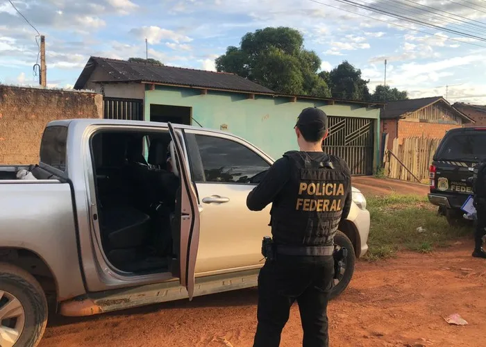 Em mais uma atuação da Polícia Federal, foi desarticulado, nesta quinta-feira, um esquema criminoso de comercialização de diamantes extraídos de terras indígenas. A Operação Adamas cumpriu sete mandados de busca e apreensão, nas cidades de Guajará-Mirim e Ariquemes, em Rondônia.

As investigações começaram no ano passado, quando a Polícia Federal descobriu que os diamantes eram extraídos ilegalmente, transportados para a Bolívia e, depois, para a Europa., Avaliação de diamantes, Concurso PF e Promoção d epassagens , em, Brasil