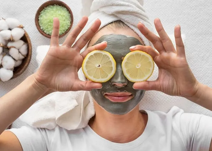 Remover manchas da pele pode ser um processo delicado e requer cuidados especiais. Se você está lidando com manchas escuras na pele, é importante consultar um dermatologista ou profissional de saúde antes de tentar qualquer tratamento caseiro. Além disso, lembre-se de que resultados podem variar de pessoa para pessoa, e algumas manchas podem ser difíceis de tratar.

Limão

O suco de limão é conhecido por suas propriedades clareadoras. Pode ser aplicado diretamente nas manchas, mas evite a exposição ao sol após a aplicação, pois o limão pode tornar a pele mais sensível.

Vinagre de maçã

O vinagre de maçã é usado por algumas pessoas para clarear manchas escuras na pele. Misture partes iguais de vinagre de maçã com água e aplique na área afetada.

Aloe vera

O gel de aloe vera é conhecido por suas propriedades calmantes e pode ser aplicado na pele para ajudar a reduzir a vermelhidão e a inflamação de manchas.

Mel

O mel contém propriedades antioxidantes e antibacterianas. Pode ser aplicado diretamente nas manchas da pele e deixado por alguns minutos antes de enxaguar.

Óleo de rosa mosqueta

Este óleo é usado por algumas pessoas para reduzir cicatrizes e manchas na pele. Aplique-o diretamente na área afetada e massageie suavemente., Clinica Pele, Cremes pele e Tratamento pele, em, Brasil
