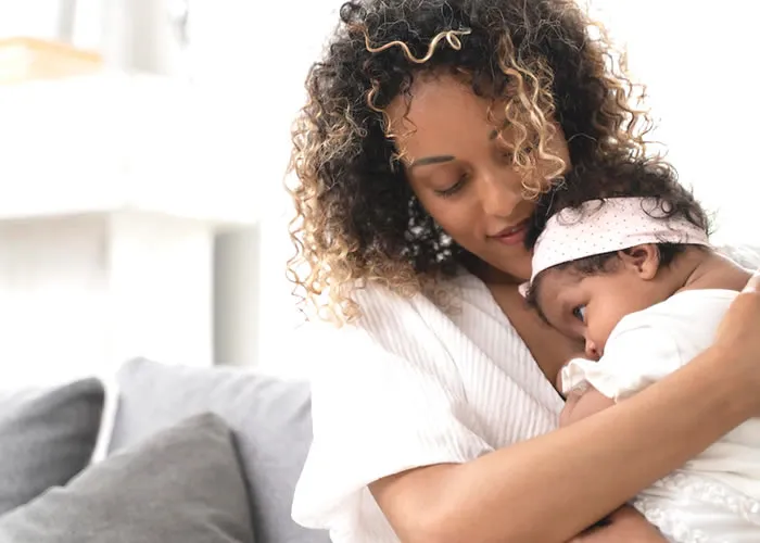 A mamãe e o bebê precisam de cuidados especiais, pois sofrem alterações ao longo do tempo. Por isso o importante é manter uma pele saudável e sem danos, principalmente durante a gravidez para uma pele sem estrias e no nascimento do bébé devido à predisposição para a dermatite atópica.

O tratamento passa, fundamentalmente, pela hidratação correta e frequente da pele, para evitar agudizações da dermatite atópica., Anti machas Caudalie, Cosméticos Caudalie e Faixa Pós-Parto, em, Brasil