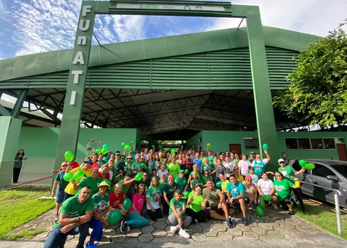 No domingo (17/11), a Fundação Universidade Aberta da Terceira Idade (FUnATI), do Governo do Amazonas, completa 17 anos de história, atuando como um centro de Ensino, Pesquisa, Extensão e Assistência à Saúde voltado para questões inerentes ao envelhecimento.

Durante essa trajetória, a fundação tornou-se reconhecida nacional e internacionalmente pelas pesquisas sobre o envelhecimento da população do Amazonas; e por sua fomentação no processo educativo quanto ao envelhecimento e longevidade com qualidade de vida, capacitando recursos humanos na área de Gerontologia e saúde da pessoa idosa.

Localizada na avenida Brasil, bairro Santo Antônio, zona oeste de Manaus, a FUnATI conta também com uma rede de atenção especializada na saúde do idoso, por meio da Policlínica Gerontológica Darlinda Esteves Ribeiro onde atende, aproximadamente, 4 mil pessoas idosas.

Segundo o reitor da FUnATI, o médico Euler Ribeiro, a Policlínica acompanha e coordena o cuidado de idosos, por uma equipe multidisciplinar como médicos na área da clínica médica, cardiologia, ginecologia, oftalmologia e psiquiatria, fisioterapia, nutrição, odontologia, psicologia, assistente social, enfermeiros, farmacêutica, técnico de enfermagem, Telediagnóstico ECG, TeleOfaltmo, gerontólogos (pele-Terapia, endermologia), e programas voltadas para a saúde da mulher.

“Este ano, com o apoio do Governo do Amazonas, a FUnATI tem realizado campanhas itinerantes e serviços de telemedicina, levando os nossos serviços até as comunidades e áreas remotas da região amazônica”, destacou o reitor.

Com mais de 3.500 vagas disponíveis, a FUnATI deve dobrar o número de atendimentos em 2025. Uma cooperação técnica firmada com a Unidade Gestora de Projetos Especiais (UGPE) vai realizar obras de ampliação com a construção de dez salas, as quais vão dobrar a quantidade de vagas oferecidas aos idosos assistidos na instituição.

Outro ponto de destaque é o Centro de Pesquisa, Ensino e Desenvolvimento Tecnológico (Gerontec), primeiro laboratório de biogenômica da região Norte do Brasil, acumulando estudos voltados ao envelhecimento e longevidade das pessoas que vivem na Amazônia.
, Agenciaamazonas, Gerontologia e Hábitos saudáveis , em, Brasil