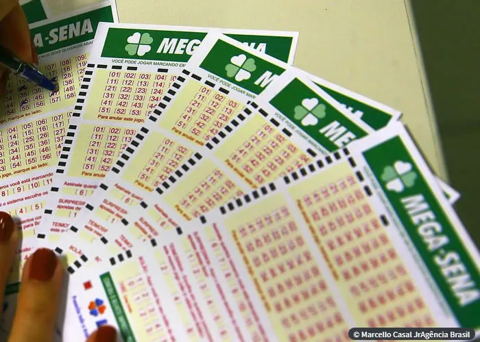 

O Concurso 2.514 da Mega-Sena, que será sorteado hoje (27) à noite em São Paulo, pagará o prêmio de R$ 18 milhões a quem acertar as seis dezenas. O sorteio será às 20h no Espaço Loterias Caixa, no Terminal Rodoviário do Tietê.

O último concurso (2.513), na quarta-feira (24), não teve ganhadores e o prêmio ficou acumulado para hoje. Os números sorteados foram 13 - 19 - 21 - 35 - 46 e 50 e o valor do prêmio era R$ 12,5 milhões.

As apostas podem ser feitas até as 19h do dia do sorteio em qualquer casa lotérica ou pela internet, no site da Caixa. A aposta mínima, com seis dezenas, custa R$ 4,50. Quanto mais números marcar, maior o preço da aposta e maiores as chances de faturar o prêmio.
, Apostas Online, Fechamento Megasena e Lotocarva apostas, em, Brasil
