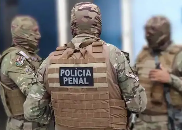 O concurso Polícia Penal GO já foi confirmado pelo diretor-geral e poderá preencher um quantitativo de vagas ainda maior do que o previsto. A corporação está contando com a formação dae 2.250 aprovados já em 2023.

A reportagem da Folha Dirigida teve acesso a um ofício encaminhado pela diretoria que detalha a relação de cursos e treinamentos previstos para 2023.

Entre eles, consta a realização do CFPP (Curso de Formação de policial penal) previsto para os meses de outubro e dezembro, sendo:

Mês	Carga horária	Turmas	Vagas por turma	Total
Outubro/23	436 horas	7	250	1.750
Novembro/23	436 horas	10	50	500

Dessa forma, totalizando 2.250 aprovados sendo formados e podendo tomar posse na carreira de policial penal do Estado de Goiás.

Em setembro, pelas redes sociais, o diretor-geral, Josimar Pires Nicolau, confirmou que o concurso público PP GO será realizado em 2023. No entanto, ainda não há uma data prevista para o lançamento do edital.

O chefe da corporação disse que a seleção deve acontecer no primeiro semestre de 2023, sem prever uma data mais exata. A expectativa é de que o edital saia já nos primeiros meses para que esse prazo do CFP possa ser cumprido, tendo em vista todas as etapas que precisam ser feitas.

Nicolau ainda informou que a previsão é oferta, pelo menos, 500 vagas para a Polícia Penal. No entanto, segundo o ofício, a corporação já trabalha com um quantitativo bem maior.

O cargo de policial penal é destinado a quem tem nível superior., Concurso Camara, Concurso Senado e Concurso BB, em, Brasil
