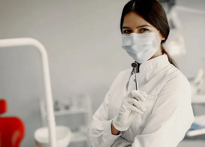 Na véspera do Dia Nacional da Saúde Bucal, o Ministério da Saúde reforça a importância da higienização, com o uso do fio dental e a escovação regular dos dentes, bem como da visita periódica ao dentista.

E faz o alerta: além dessas ações fundamentais para manter a saúde da boca, é preciso atenção ao que se ingere durante as refeições.

O ministério lembra que é por meio da alimentação que se obtém a maior parte dos nutrientes e minerais que constituem os tecidos do corpo, incluindo dentes e gengiva.

Se a alimentação for baseada no consumo exagerado de açúcares e alimentos ultraprocessados – tais como bolachas recheadas, salgadinhos de amido de milho, balinhas, pirulitos e chicletes – aumenta o risco de doenças bucais, como a cárie dentária.

A recomendação do Ministério da Saúde é optar por água, leite e frutas no lugar de refrigerantes, bebidas lácteas e biscoitos recheados. E não trocar as preparações culinárias como caldos, sopas, saladas, arroz e feijão por produtos ultraprocessados como “sopas de pacote”, “macarrão instantâneo”, pratos congelados, molhos industrializados e misturas prontas para tortas.

Mais informações sobre saúde bucal e alimentação saudável estão no Guia Alimentar para a População Brasileira, documento produzido pelo Ministério da Saúde, Franquia em odontologia, Clínica Dentária e Clínica Mais Dentistas, em, Brasil