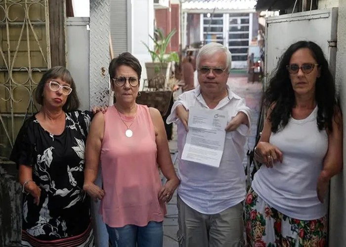 A Talidomida é um medicamento seguro, mas em função dos efeitos teratogênicos comprovados (malformação congênita) é um medicamento que possui controle sanitário rigoroso, sob responsabilidade entre os gestores em saúde dos três entes federativos, profissionais de saúde e pacientes.


A tragédia da talidomida é um episódio marcante na história da medicina e da farmacologia, que ocorreu na década de 1950 e início da década de 1960. A talidomida era um medicamento inicialmente comercializado como um sedativo e, posteriormente, como um tratamento para enjôo matinal em grávidas. No entanto, ele causou defeitos congênitos graves em milhares de bebês cujas mães tomaram o medicamento durante a gravidez.

Contexto Histórico e Efeitos

Origem e Uso

A talidomida foi desenvolvida e comercializada pela empresa farmacêutica alemã Chemie Grünenthal. O medicamento foi lançado no mercado em 1957 e foi amplamente prescrito em muitos países, incluindo Alemanha, Reino Unido, Austrália e Canadá.

Efeitos Teratogênicos

O uso da talidomida durante a gravidez, especialmente durante os primeiros meses, resultou em uma série de malformações congênitas, incluindo a focomelia (subdesenvolvimento ou ausência de membros), problemas cardíacos, defeitos nos órgãos internos e surdez. Estima-se que entre 10.000 a 20.000 crianças tenham sido afetadas mundialmente.

Retirada do Mercado

À medida que as ligações entre a talidomida e os defeitos congênitos se tornaram evidentes, o medicamento foi retirado do mercado em 1961. A tragédia levou a uma reformulação significativa nas regulamentações de medicamentos e na vigilância pós-comercialização, incluindo a exigência de testes mais rigorosos de segurança e eficácia antes que novos medicamentos possam ser aprovados., Oncologia, Vacinas e Fertilização, em, Brasil