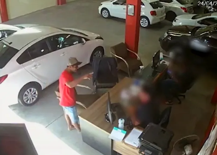 Um homem ainda não identificado foi flagrado furtando um carro de uma concessionária no bairro Água Branca, em Contagem, na Região Metropolitana de Belo Horizonte, nessa segunda-feira (24/4). O veículo, um Ford Ka de cor branca, foi levado quando o suspeito pediu para fazer um test-drive. 

Imagens do circuito interno de segurança do estabelecimento gravaram toda a ação do homem. Nelas, é possível ver o momento em que ele entra na loja, se senta com um vendedor e, em seguida, vai até o carro, estacionado na calçada do local. 
, Simulação seguro, Guincho 24h - Seguro e Quais  Cobertura do seguro, em, Brasil