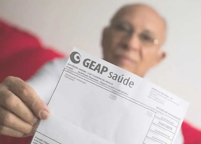 Veja aqui como Realizar seu Cadastro site Geap para emissão do Boleto

siga as instruções do site para criar seu cadastro e solicitar a sua 2 via de boleto GEAP

Em caso de dúvida, fale conosco pelo nosso SAC: 0800 728 8300 , para que possamos indicar a melhor forma de aproveitamento deste serviço. A Geap Autogestão em Saúde disponibiliza uma variedade de serviços via internet para proporcionar mais comodidade aos beneficiários. Um deles é a emissão de boletos bancários, opção bastante útil em casos de não recebimento ou extravio da cobrança por correspondência, perda da primeira via ou mesmo quando o beneficiário está em viagem.

Para imprimir o boleto, basta acessar a área exclusiva do beneficiário no portal da Geap (www.geap.com.br) e clicar no link “2ª via do TCB” visível no menu à esquerda para imprimir o boleto bancário e efetuar o pagamento. 

Caso o título esteja vencido, o valor e a data de vencimento serão atualizados, permitindo o pagamento em qualquer banco, caixa eletrônico ou pela internet. “A eficiência, a segurança e o conforto dos beneficiários são as nossas prioridades. Por isso, a Geap tem investido em novas ferramentas para facilitar a comunicação e tornar mais eficiente o acesso aos serviços”, afirma a Gerente de Mercado, Eliane Sales. Débito automático – Outra comodidade para que os beneficiários não precisem sair de casa ou se preocupar com o vencimento dos seus títulos de cobrança bancária é a adesão ao débito automático para correntistas do Banco do Brasil e da Caixa Econômica. O serviço é gratuito e o cadastro bem simples e rápido. O débito das faturas ocorre automaticamente na conta corrente, conforme vencimento. O rol de facilidades disponíveis aos beneficiários no site da Geap inclui ainda: acesso ao cartão virtual, atualização cadastral, extrato de participação (demonstrativo de todos os atendimentos na rede credenciada), Informe de Rendimento entre outros.

Clique aqui e confira mais dicas de como navegar no site da Geap. Para acessar a Área Exclusiva do Beneficiário, siga o passo a passo abaixo no site de referência., boleto geap cpf, geap boleto em atraso e geap saude 2 via, em, Brasil