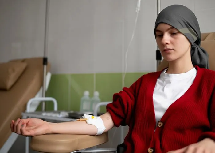 A leucemia mieloide aguda (LMA) é um tipo de câncer que afeta a medula óssea, onde se originam as células sanguíneas. Caracteriza-se pela produção descontrolada de células mieloides imaturas, chamadas blastos, que substituem as células sanguíneas saudáveis, comprometendo a produção normal de glóbulos vermelhos, glóbulos brancos e plaquetas. Isso resulta em anemia, infecções frequentes e sangramentos, devido à diminuição dessas células essenciais no sangue.

A LMA se desenvolve rapidamente e requer tratamento imediato, frequentemente envolvendo quimioterapia e, em alguns casos, transplante de medula óssea. A causa exata da LMA não é totalmente conhecida, mas fatores de risco incluem exposição a radiação, certas substâncias químicas (como benzeno), além de mutações genéticas específicas e condições hereditárias. Esse tipo de leucemia é mais comum em adultos, principalmente em pessoas acima de 65 anos, mas pode afetar pessoas de todas as idades. A evolução da doença e as chances de cura variam conforme o perfil genético das células leucêmicas e a resposta ao tratamento.

A relação entre a leucemia mieloide aguda (LMA) e a altitude de um país ou região é um campo de estudo interessante, embora as evidências não apontem para uma ligação direta e simples entre a altitude e a incidência da LMA. No entanto, fatores ambientais associados a diferentes altitudes podem ter impactos indiretos na saúde, incluindo o desenvolvimento de doenças hematológicas como a LMA.

Aqui estão alguns pontos que ajudam a entender essa relação:

Oxigenação e Exposição a Radiações: Em regiões de baixa altitude, os níveis de oxigênio são mais elevados em comparação com áreas de alta altitude, onde o ar é mais rarefeito. Esse nível de oxigenação é ideal para a maioria das funções corporais e não apresenta um risco direto para a leucemia. Por outro lado, em altitudes elevadas, a exposição a radiações cósmicas e UV é maior, o que pode aumentar a taxa de mutações celulares e, teoricamente, o risco de algumas formas de câncer, incluindo leucemias.

Poluição e Exposição a Substâncias Tóxicas: Paises ou regiões de baixa altitude muitas vezes incluem áreas urbanizadas e industriais com maior índice de poluição do ar e exposição a substâncias químicas industriais. A exposição prolongada a substâncias como benzeno e outros agentes químicos é um fator de risco conhecido para leucemias, incluindo a LMA. Portanto, a incidência pode ser indiretamente influenciada pelo ambiente em áreas de baixa altitude.

Distribuição Geográfica e Dados Epidemiológicos: Estudos de distribuição geográfica mostram que fatores socioeconômicos, como acesso a cuidados de saúde e práticas ocupacionais (por exemplo, indústrias de alto risco), influenciam mais a incidência de leucemia do que a altitude em si. Em países de baixa altitude, que geralmente também têm maior densidade populacional, esses fatores podem se combinar para aumentar o número absoluto de casos., Metastasis, Neoplasia e Oncologista, em, Brasil